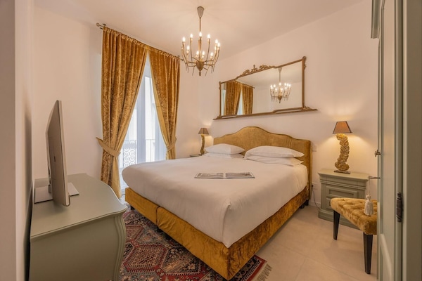 Premium-Suite, Balkon, Stadtblick | Zimmersafe, Schreibtisch, laptopgeeigneter Arbeitsplatz