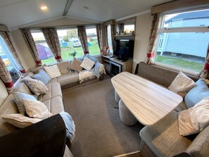 House, 2 Bedrooms | Lounge