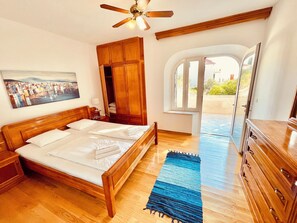 Iron/ironing board, WiFi, bed sheets