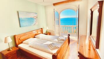 7 bedrooms, iron/ironing board, WiFi, bed sheets