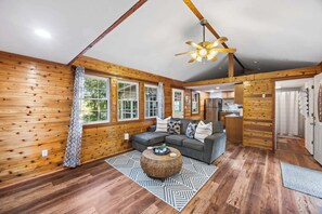 Una televisión, una chimenea, una oficina