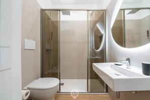 Dusche, Haartrockner, Bidet, Handtücher