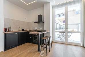 Kühlschrank, Ofen, Herdplatte, Wasserkocher