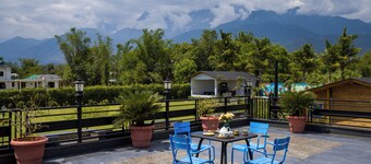 Elivaas Esh Cottage Willow | Hillside With Lush Garden