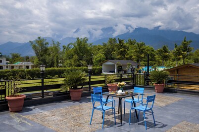 Elivaas Esh Cottage Willow | Hillside With Lush Garden