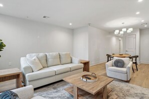 Smart TV - The Eleanor 3BD/3B - All King BD, ADA Bathroom (New Orleans)