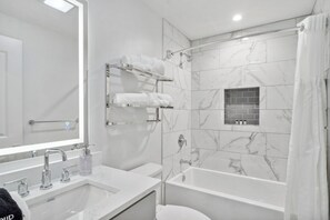 Towels - The Eleanor 3BD/3B - All King BD, ADA Bathroom (New Orleans)