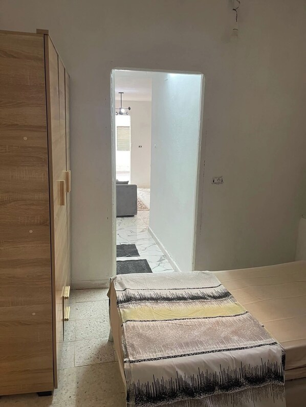 2 bedrooms, internet, bed sheets