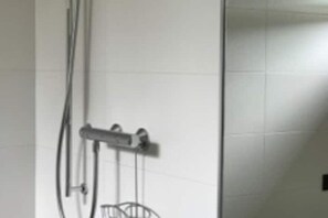 Dusche, Haartrockner, Bidet, Handtücher