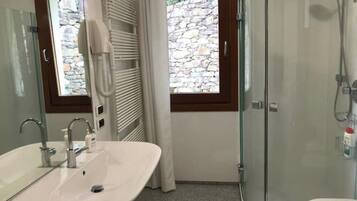 Dusche, Haartrockner, Bidet, Handtücher