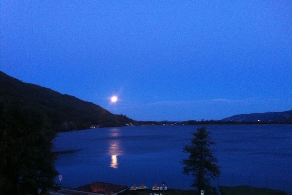Un lago al crepuscolo con il riflesso della luna.