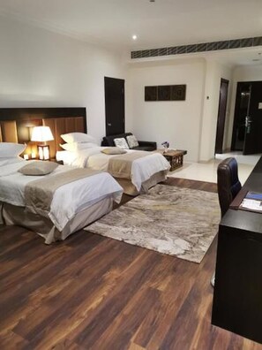 Escritorio, wifi gratis y ropa de cama