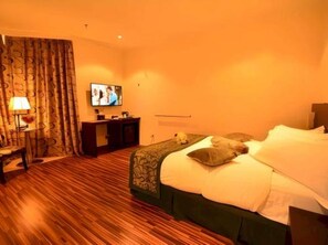 Deluxe Room, 1 King Bed | Desk, free WiFi, bed sheets