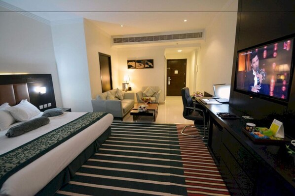 Deluxe Room, 1 King Bed | Desk, free WiFi, bed sheets