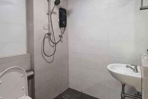 A bathroom with a shower, toilet, and sink. - E-Hotel @ Kulim (Kulim)