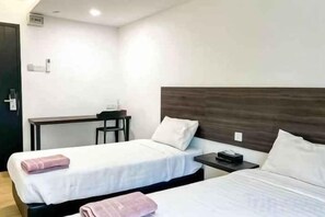 A hotel room with two beds, a desk, and a chair. - E-Hotel @ Kulim (Kulim)