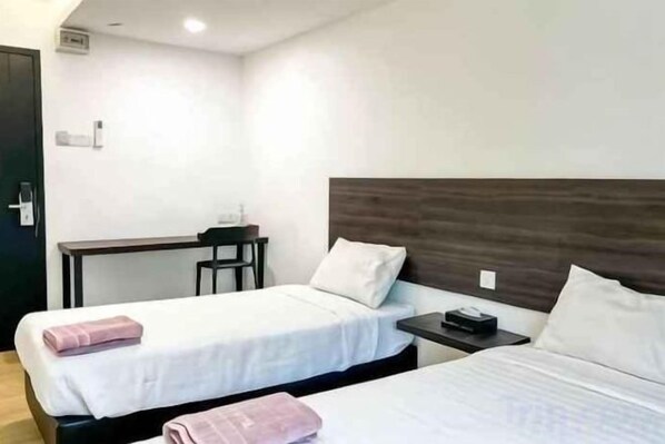 A hotel room with two beds, a desk, and a chair. - E-Hotel @ Kulim (Kulim)