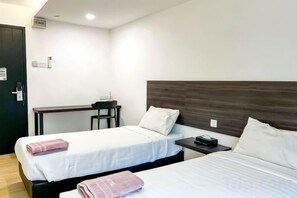 A hotel room with two single beds, a desk, and a chair. - E-Hotel @ Kulim (Kulim)