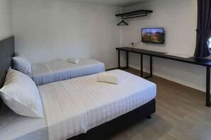 A hotel room with two beds, a flat-screen TV mounted on the wall, and a small table. - E-Hotel @ Kulim (Kulim)