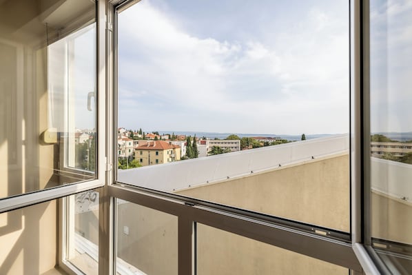 Apartamento clásico, vistas al mar | Tabla de planchar con plancha, cunas (de pago), wifi gratis