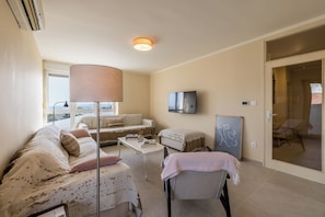 Classic Apartment, Sea View | Living area