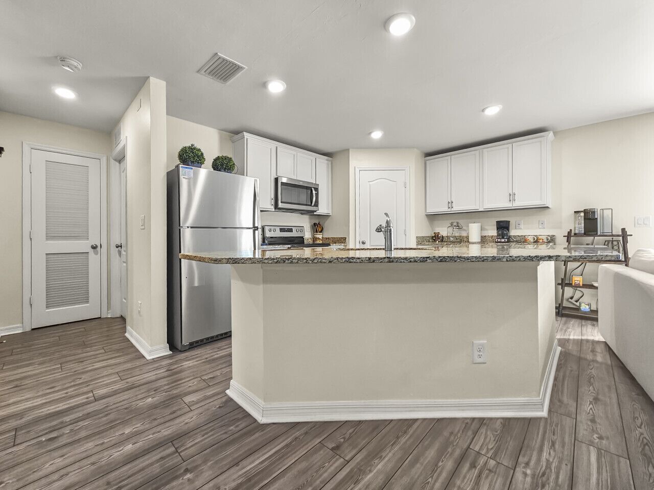 Kühlschrank, Mikrowelle, Ofen, Herdplatte