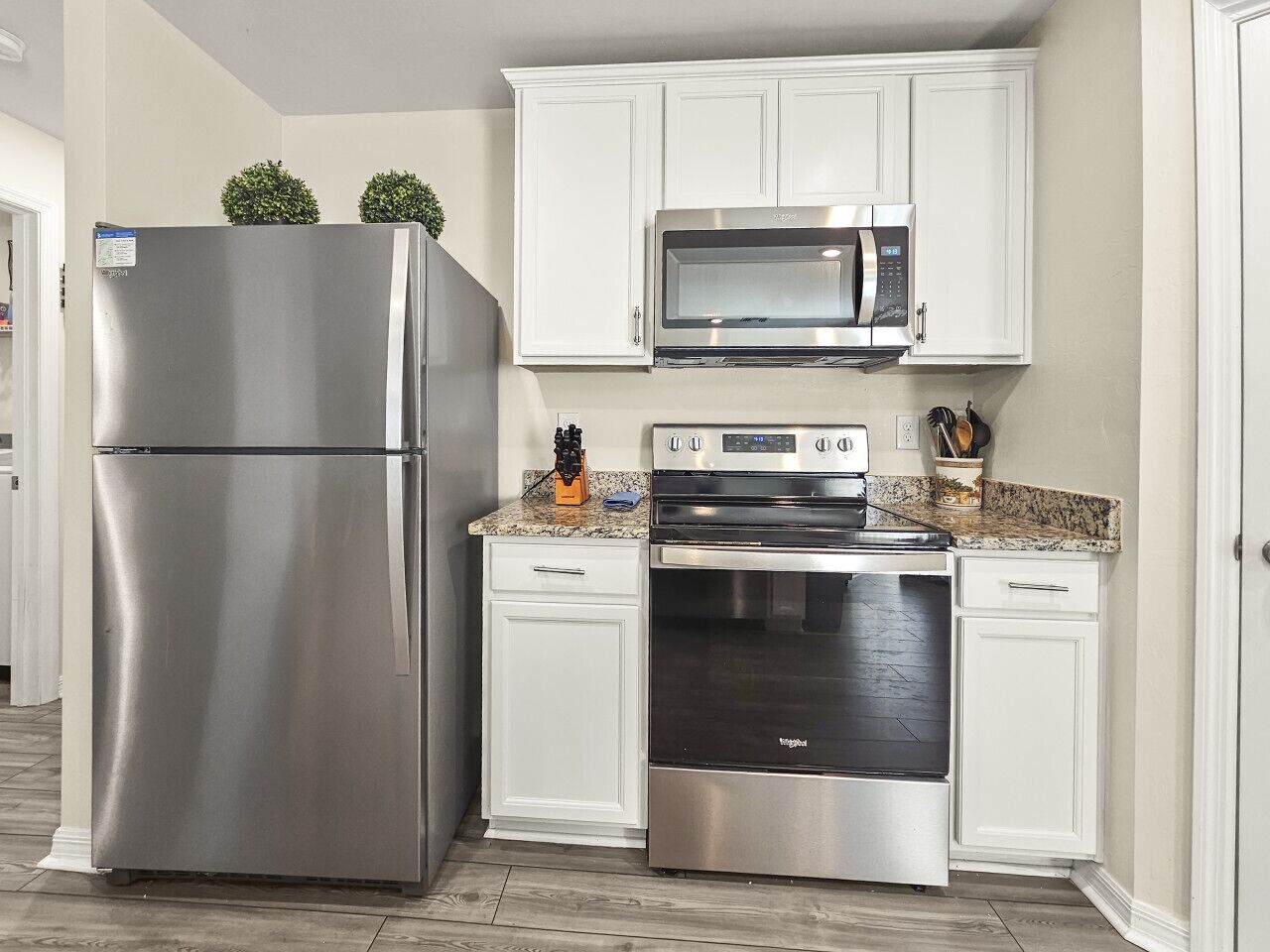 Kjøleskap, mikrobølgeovn, ovn og kokeplater