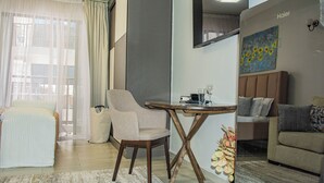 Khu vực ăn uống tại phòng