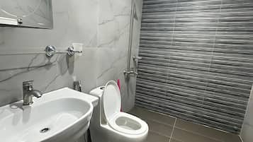 Regadera, toallas, jabón, shampoo