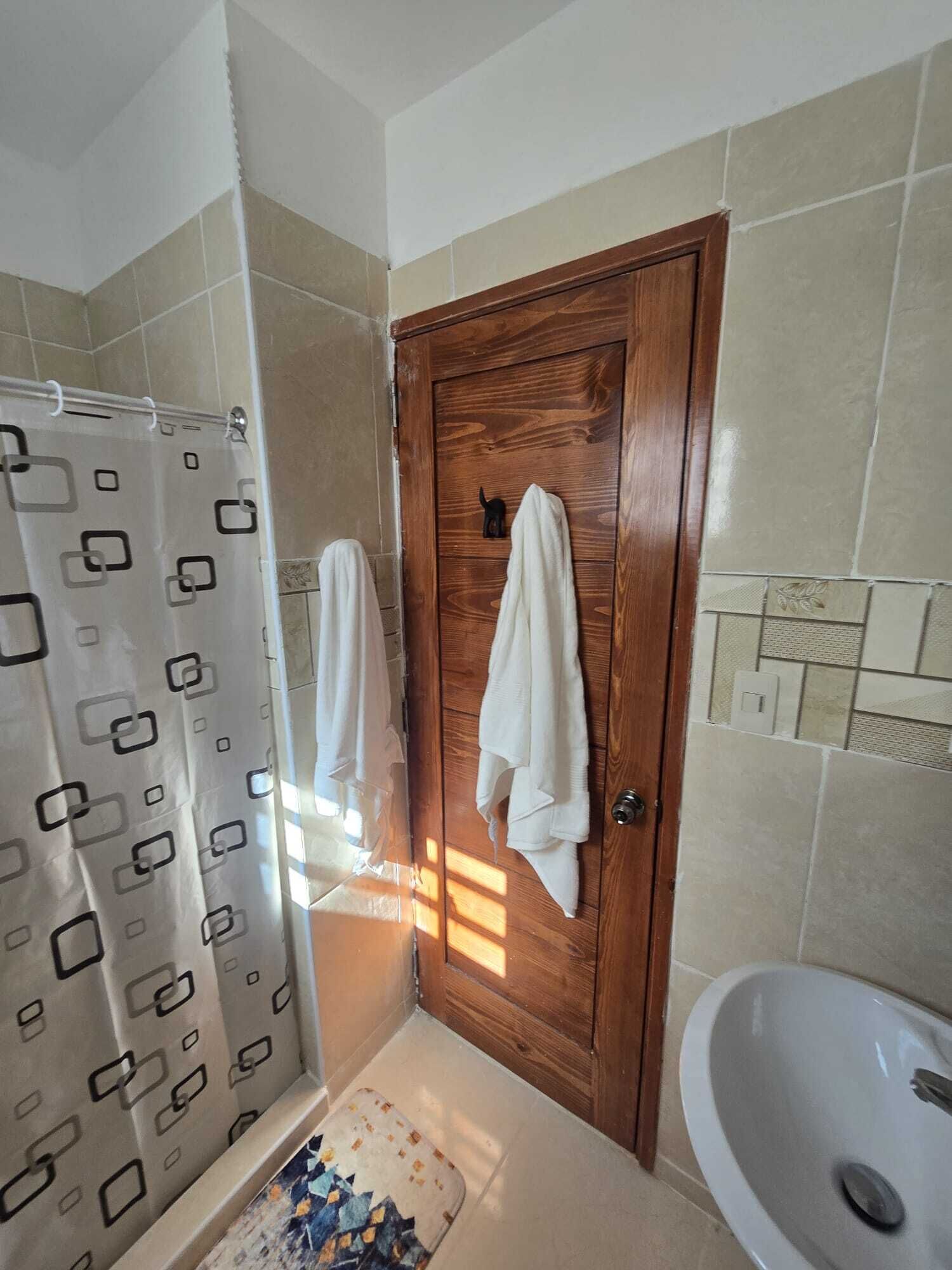 Douche, serviettes fournies, savon, papier toilette
