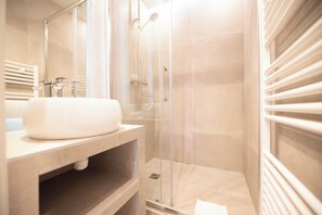 Apartment | Badezimmer | Haartrockner, Handtücher, Shampoo