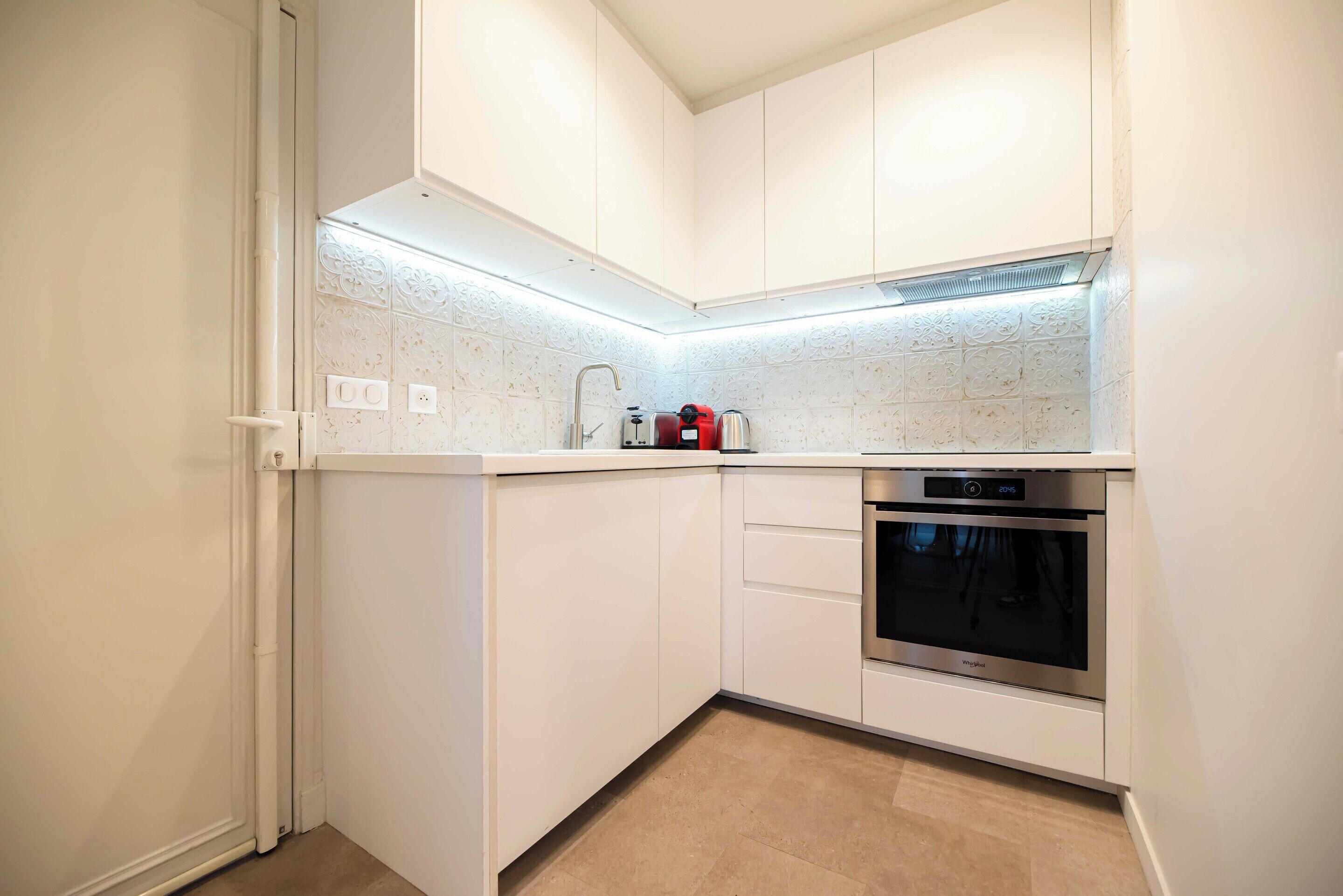 Apartment | Private kitchen | Fridge, microwave, oven, stovetop