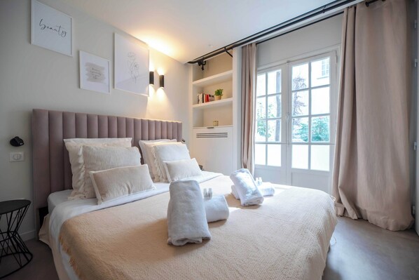 Apartment | 1 bedroom, laptop workspace, iron/ironing board, bed sheets - Elegant Apartment - 2br-6p - Notre Dame Cathedral (Paris)