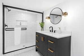 Dusche, Haartrockner, Handtücher, Seife