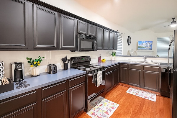 Kylskåp, mikrovågsugn, ugn och spishäll