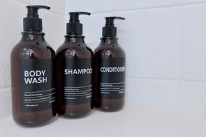 Haartrockner, Handtücher, Seife, Shampoo