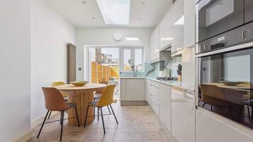 Een koelkast, een magnetron, een oven, een kookplaat