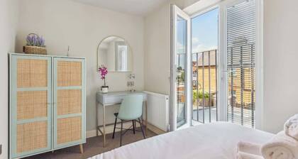 Charming Windsor Cottage| Castle Views By Tempstay