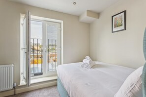 3 bedrooms, iron/ironing board, travel crib, WiFi - Charming Windsor Cottage| Castle Views By Tempstay (Windsor)