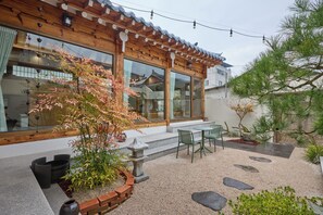 Hus Classic - utsikt mot innergården | Terrass/Patio