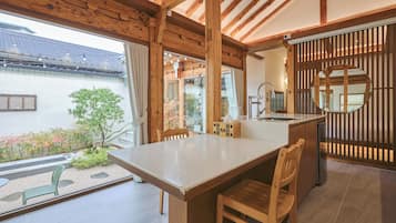 Classic-Haus, Blick auf den Innenhof | Essbereich im Zimmer