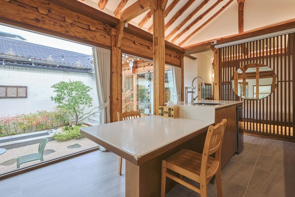 Classic-Haus, Blick auf den Innenhof | Essbereich im Zimmer