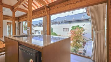 Classic House, Courtyard View | In-room dining