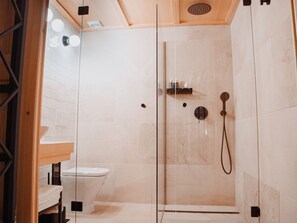 Shower, rainfall showerhead, free toiletries, hair dryer - Los Mercaderes - Hotel & Spa (Talavera de la Reina)