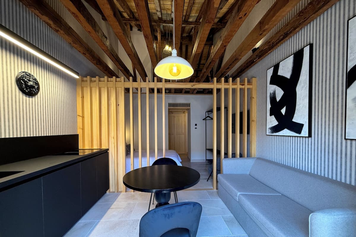 Estudio de lujo, vista a la ciudad | Cortinas blackout, tabla de planchar con plancha y wifi gratis
