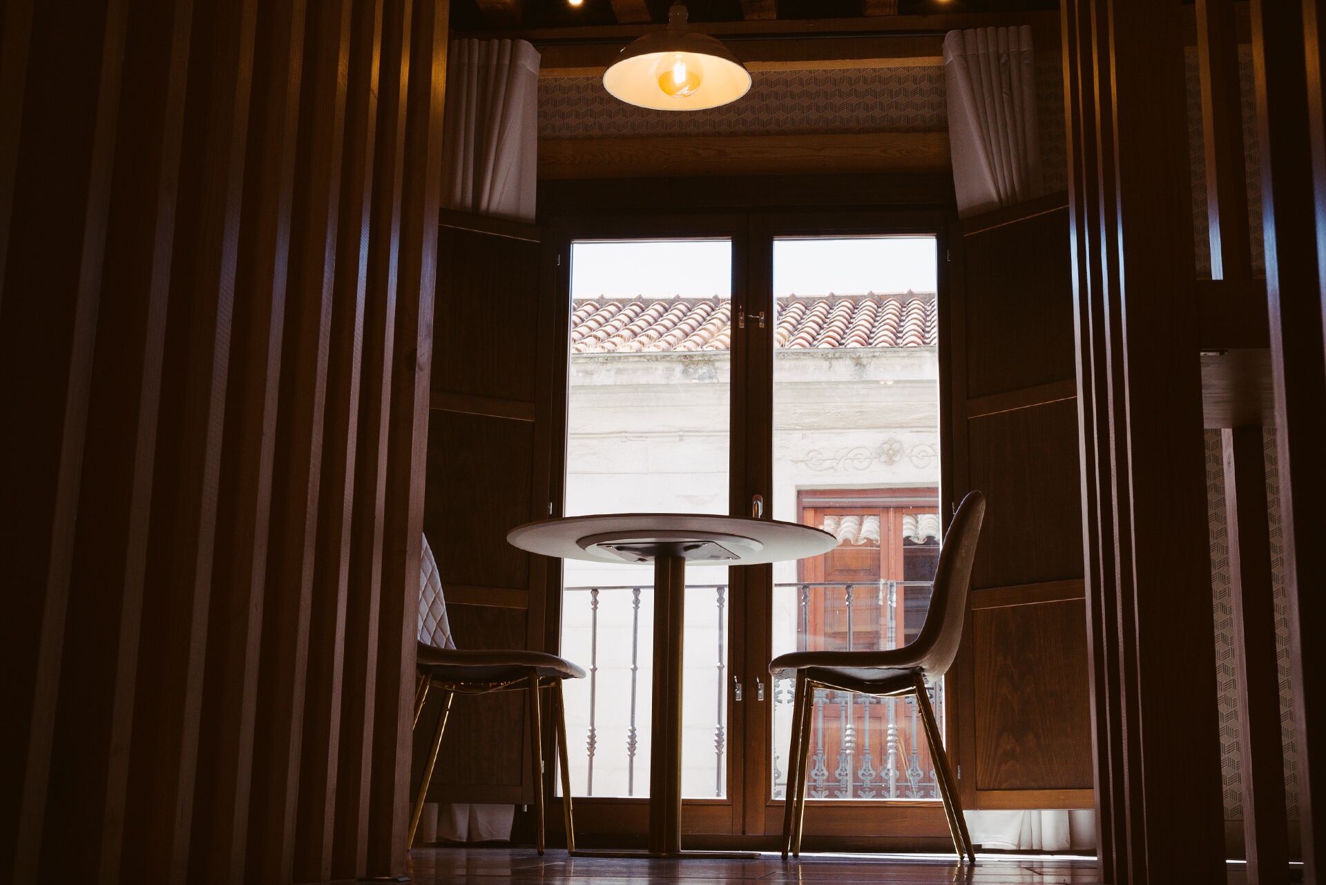 Luxe studio suite, uitzicht op stad | Woonruimte | Een 43-inch ledtelevisie met digitale zenders en vloerverwarming