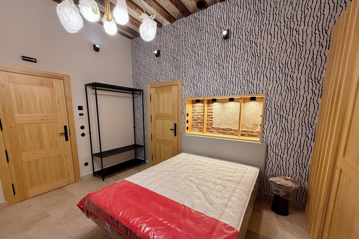 Deluxe Studio, 1 Queen Bed, Non Smoking, Private Bathroom | Blackout drapes, iron/ironing board, free WiFi