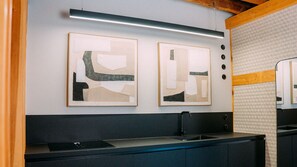 Lyxig studiosvit - utsikt mot staden | Eget kök | Kylskåp, mikrovågsugn, spishäll och brödrost