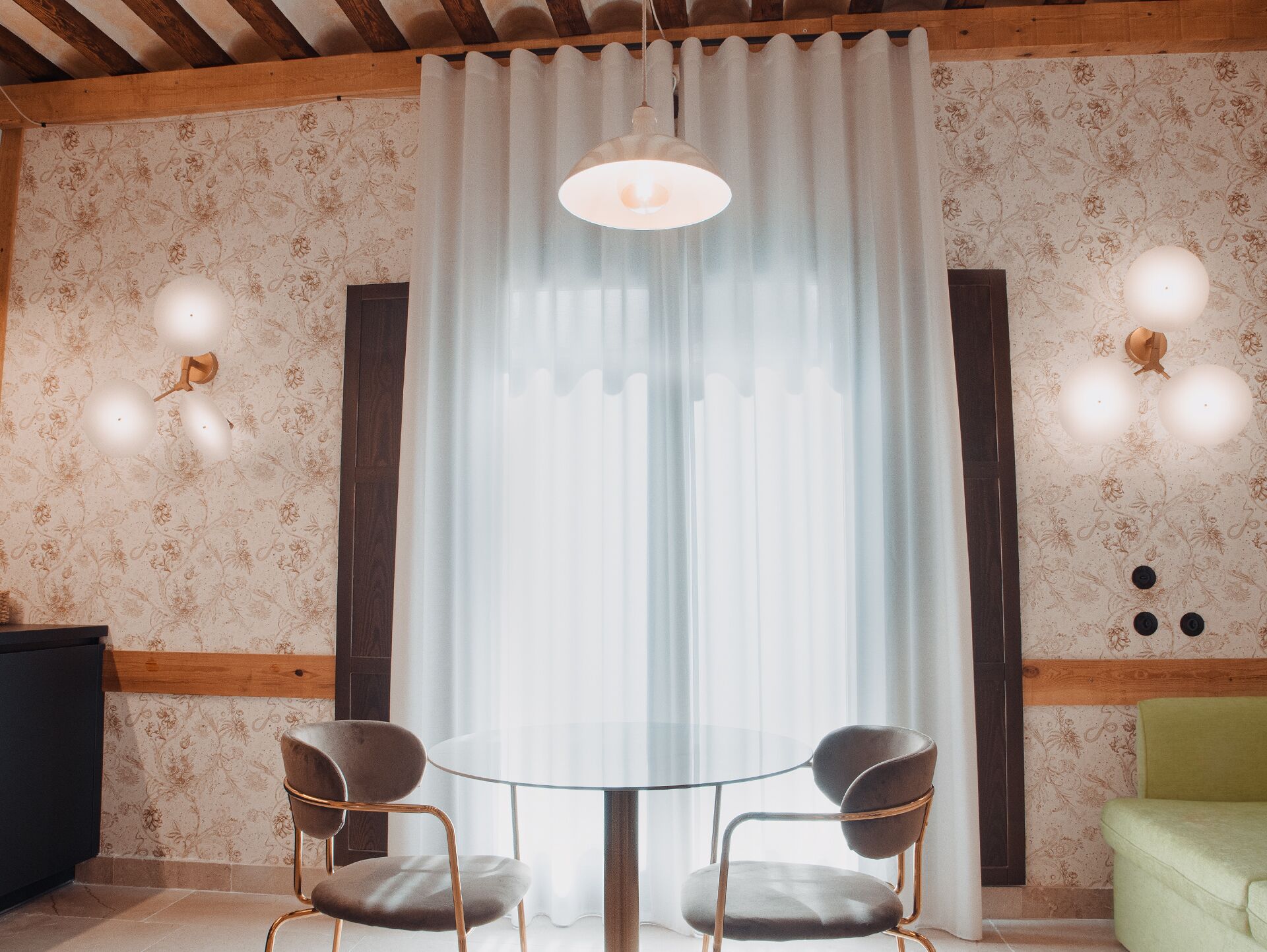 Ylelliset vuodevaatteet, untuvapeitot, memory foam -patjalliset sängyt