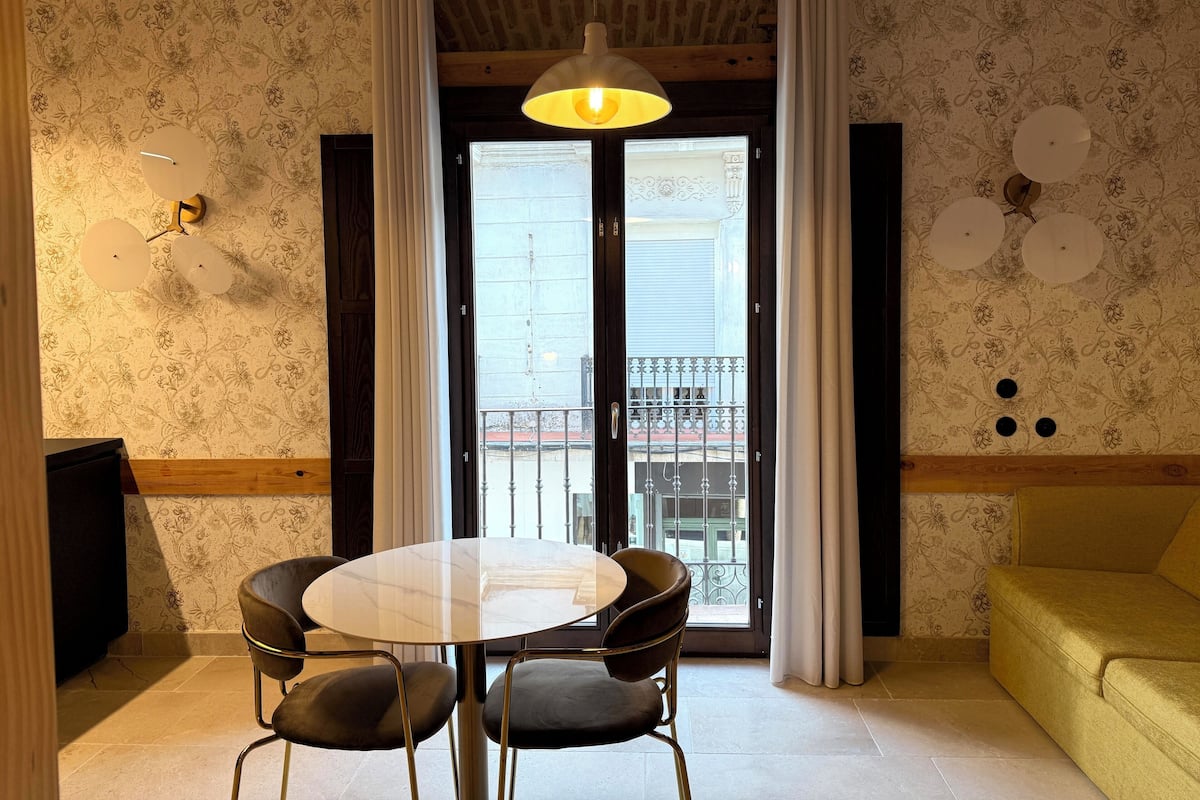 Estudio superior, vista a la ciudad | Cortinas blackout, tabla de planchar con plancha y wifi gratis